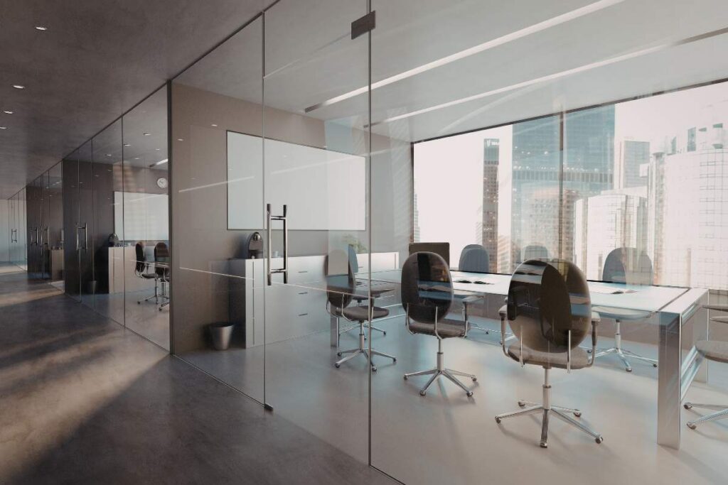 A meeting room is insulated by soundproof glass.